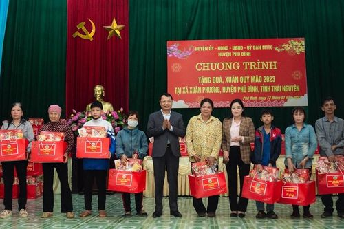 Chia sẻ Tết với các gia đình hộ nghèo