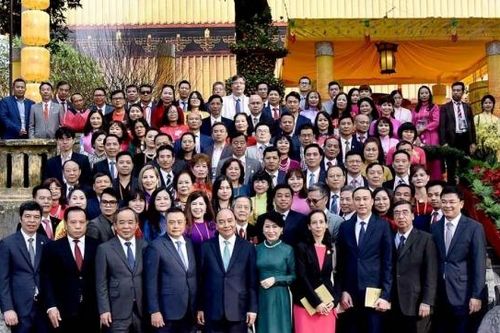 Xuân Quê hương 2023: Chủ tịch nước Nguyễn Xuân Phúc và Phu nhân dâng hương tại điện Kính Thiên