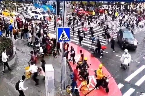 Clip 'xe điên' BMW X3 lao vào đám đông người đi bộ gây sốc