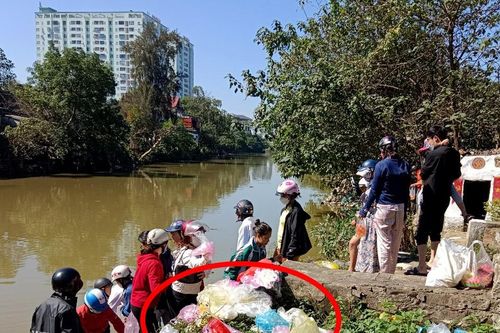 Người dân xả túi ni lông bừa bãi sau khi thả cá chép cúng ông Táo
