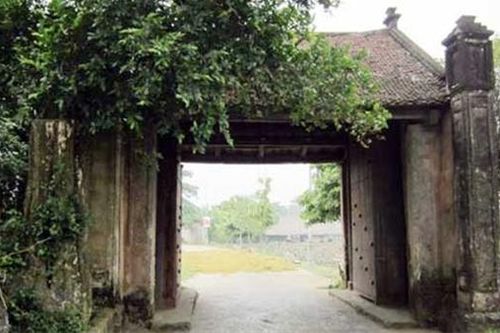 Cổng làng vẫn thức