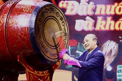 Chủ tịch nước đánh trống khai Xuân tại Chương trình Xuân Quê hương