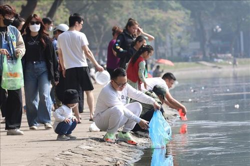 Người dân Thủ đô thả cá chép trong Tết ông Công, ông Táo