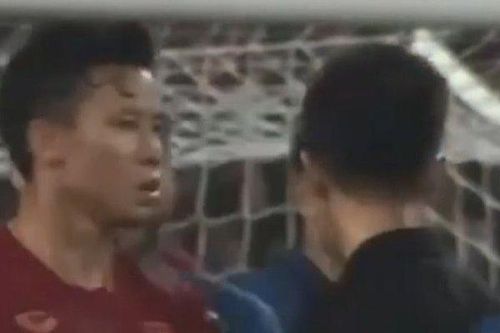 Cựu tiền đạo Thái Lan nổi điên khi Theerathon bị Ngọc Hải dằn mặt