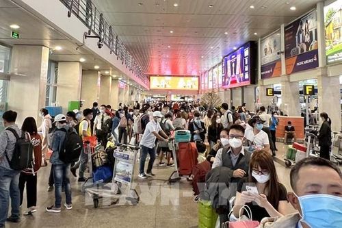 Khách qua sân bay Tân Sơn Nhất tăng cao trong ngày 23 tháng Chạp