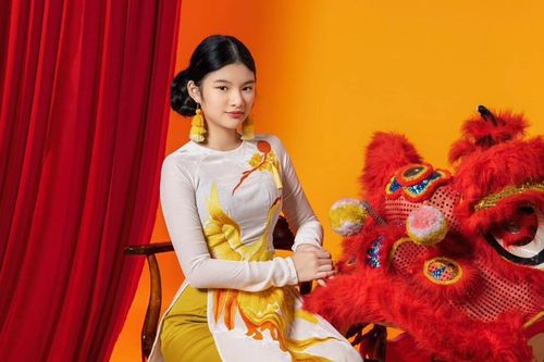 Con gái Trương Ngọc Ánh lớn phổng phao, khoe sắc vóc như hoa hậu tương lai trong tà áo dài