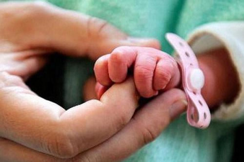 Trẻ sơ sinh vừa chào đời đã mắc bệnh giang mai