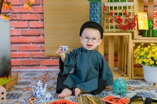Bé trai 2 tuổi 'hóa thân' thành ông đồ nhí trong bộ ảnh Tết dễ thương