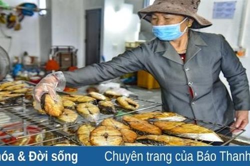 Cá thu nướng 'hút' khách ngày Tết