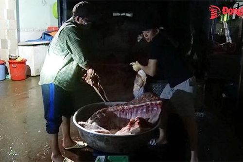 Mang cả xe tải thịt heo bốc mùi đi tiêu thụ thì bị bắt quả tang