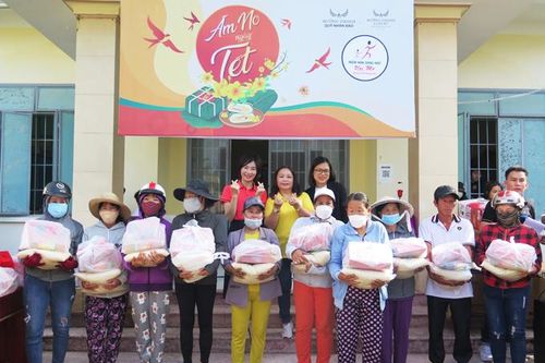 Trao quà Tết cho 110 hộ dân khó khăn tại xã Cam Phước Đông
