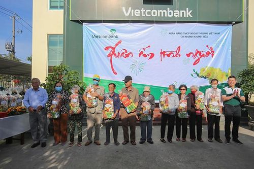 Tặng 400 suất quà Tết cho người yếu thế thị xã Ninh Hòa