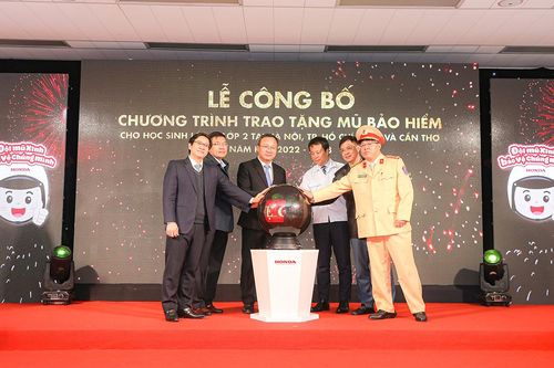 Honda Việt Nam trao tặng hơn 600.000 mũ bảo hiểm cho học sinh lớp 1 và lớp 2