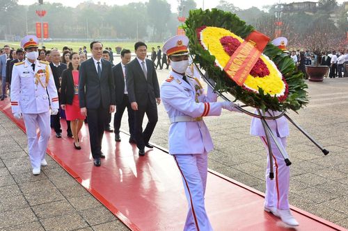 Chủ tịch nước và kiều bào thực hiện nghi lễ dâng hương, thả cá chép