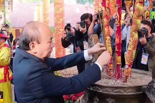 Chủ tịch nước và kiều bào dâng hương tại Điện Kính Thiên