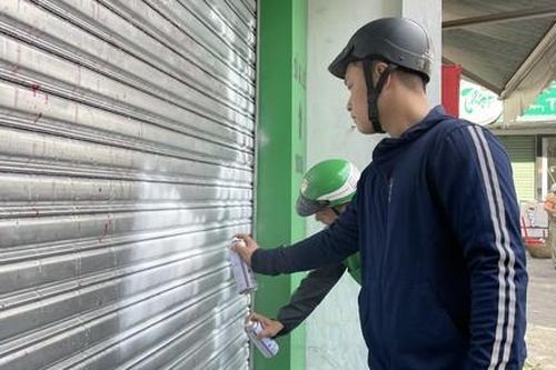 Hai kẻ tạt sơn đòi nợ bị khởi tố và phải xin lỗi, sơn sửa lại nhà nạn nhân