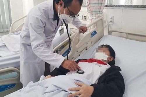 Gần nửa lớp phải nhập viện cấp cứu do ăn gà rán và uống trà sữa sau bữa liên hoan