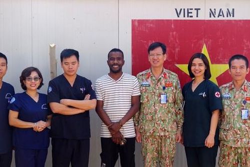 Bác sĩ mũ nồi xanh mang niềm vui cho người dân Nam Sudan những ngày đầu năm