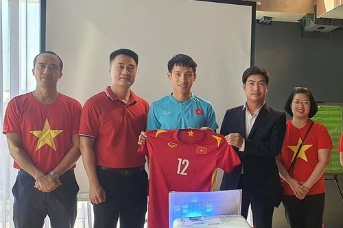 Tuyển Việt Nam được động viên trên đất Thái Lan