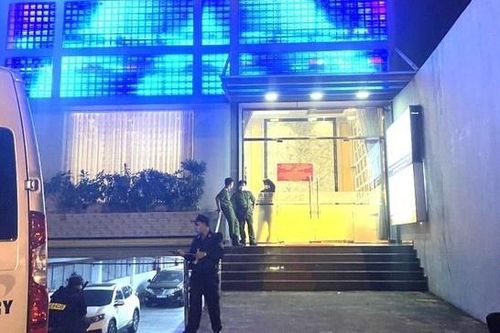 Tiếp viên nữ múa thoát y trong quán karaoke ở Bình Dương
