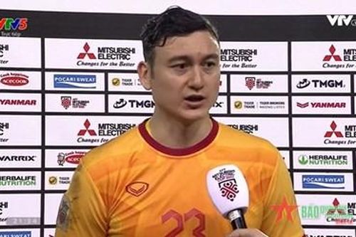 Thủ môn Văn Lâm đổi áo lấy may cho đội tuyển Việt Nam