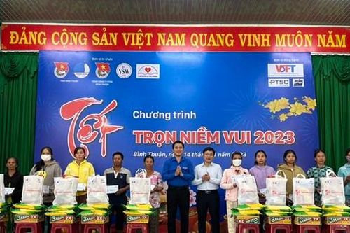 Trung tâm CTXH Thanh thiếu niên cùng các đơn vị chăm lo Tết cho đồng bào khó khăn