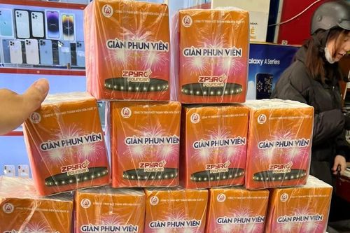 2 cửa hàng pháo hoa ở Hà Nội bị thu hồi, bắt đóng cửa vì bán giá cao