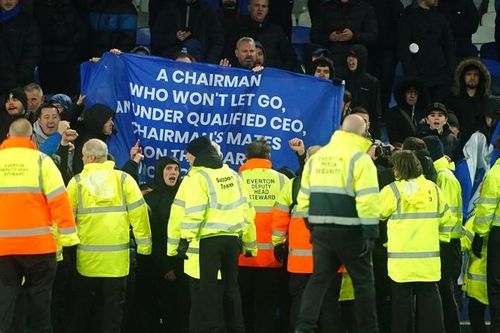Bị CĐV đe dọa, cả Ban giám đốc Everton không thể đến sân