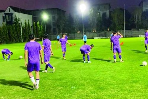 Đội tuyển Việt Nam có buổi tập đầu tiên trên đất Thái