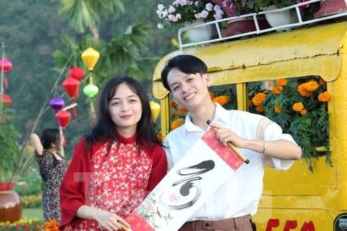 Giới trẻ Đà Nẵng rộn ràng check in vườn hoa xuân dưới chân Ngũ Hành Sơn