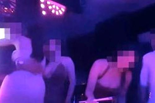 Tiếp viên nữ múa thoát y trong quán karaoke ở Bình Dương
