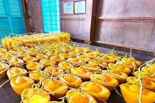 Dưa hấu thỏi vàng 'cháy' hàng ngày Tết