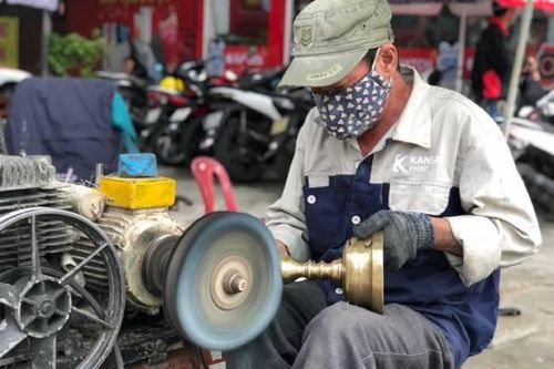 Đánh bóng lư đồng, làm đẹp bàn thờ gia tiên ngày Tết kiếm tiền triệu