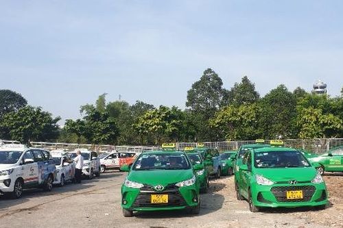 Tài xế taxi ở sân bay Tân Sơn Nhất phấn khởi khi có bãi đỗ xe miễn phí