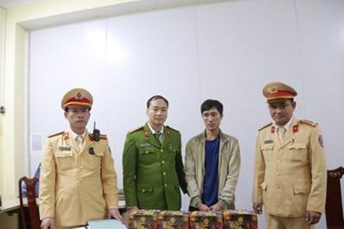 Tài xế vận chuyển 7,5 kg pháo về chơi Tết