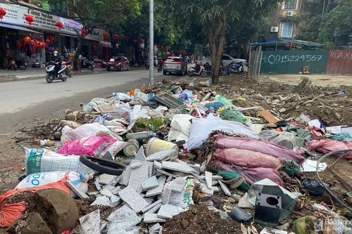 Nghệ An: Nhiều tuyến đường ngập trong rác thải