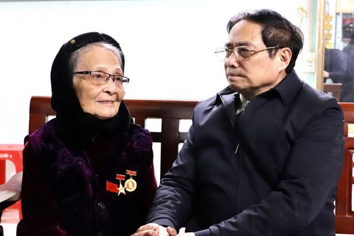 Thủ tướng Phạm Minh Chính thăm Mẹ Việt Nam anh hùng tại Cao Bằng