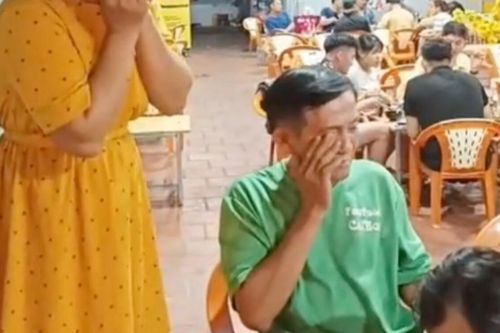 Cô gái 5 năm xa gia đình, giả vờ bán vé số mời ba mua và cái kết xúc động đến bật khóc