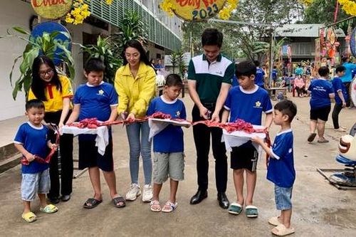 Á hậu Lâm Thu Hồng đón Tết sớm cùng trẻ tự kỷ