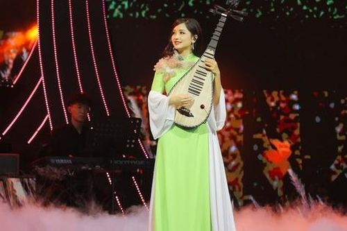 Vũ Diệu Thảo lần đầu biểu diễn trên sân khấu 'Xuân quê hương' phục vụ kiều bào