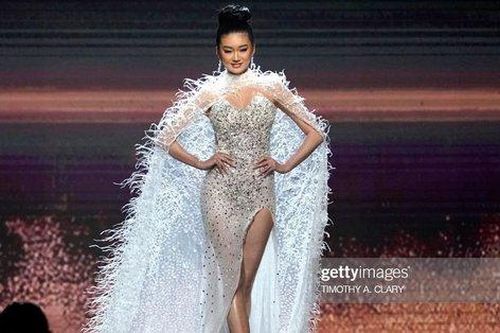 Đại diện Canada mặc váy của 1 NTK Việt tại chung kết Miss Universe