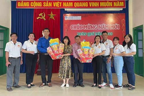 UBMTTQ Việt Nam phường Vĩnh Phước chúc Tết Làng Trẻ em SOS Nha Trang