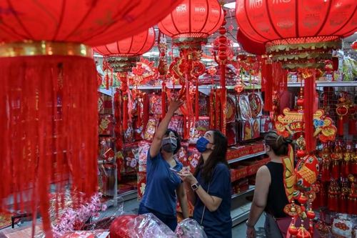 Người Malaysia thắt chặt chi tiêu trước Tết Nguyên đán 2023 do lạm phát