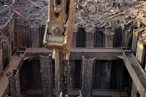 Nhổ thành công ống vách bên trụ bê tông có cháu bé bị rơi