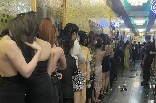 Nhân viên karaoke múa thoát y tiếp khách