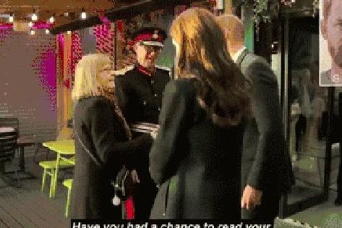 William phớt lờ khi được hỏi 'đã đọc hồi ký của Harry chưa?'