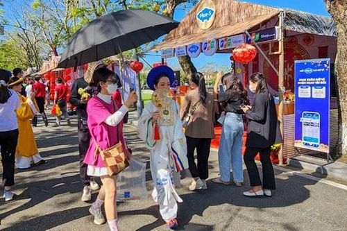 Du khách thích thú trải nghiệm không gian 'Tết Huế'