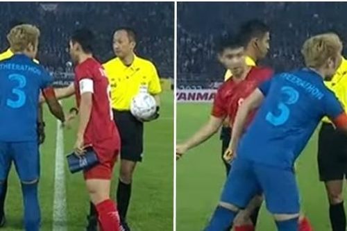 Tại sao Hùng Dũng và Theerathon không bắt tay nhau trước khi trận Chung kết bắt đầu?