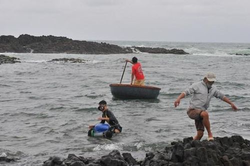 Quảng Ngãi: Đi hái rong biển một người đàn ông bị nước cuốn trôi