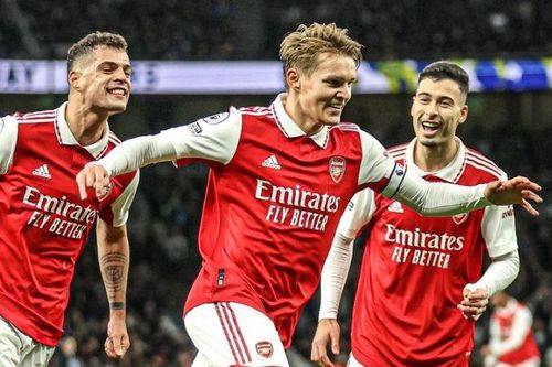 Arsenal tạo khoảng cách 8 điểm với Man City